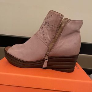 The Miz Mooz Atlas is a wedge sandal with bootie-like support